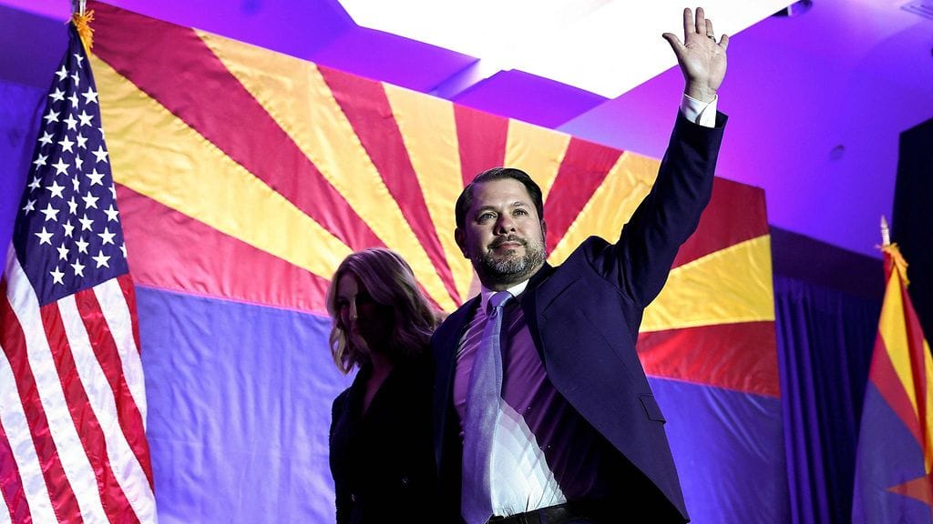 Arizonan demokraattien senaattiehdokas Ruben Gallego poistui lavalta vaimonsa Sydneyn kanssa puhuttuaan Arizonan demokraattien vaalitilaisuudessa 5. marraskuuta Phoenixissa Arizonassa.