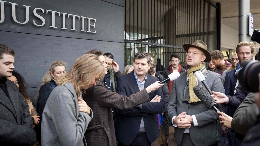 Milieudefensin johtaja Donald Pols puhui tiedotusvälineille poistuessaan Haagin oikeustalosta sen jälkeen, kun hollantilaiset tuomarit hylkäsivät ilmastoryhmien valituksen öljyjätti Shell kasvihuonekaasupäästöistä ja kumosivat kolmen vuoden takaisen tuomion.