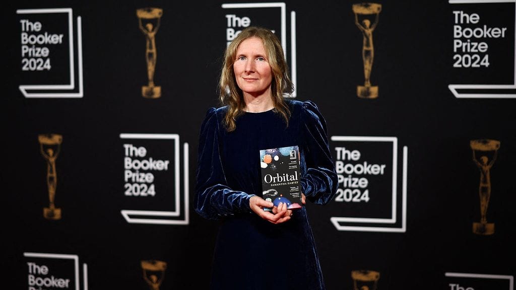 Brittikirjailija Samantha Harvey poseerasi punaisella matolla saapuessaan Booker Prize -palkinnon julkistamistilaisuuteen Old Billingsgate -hotellissa Lontoossa tiistaina.