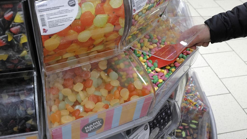 Irtokarkkeja kannattaisi jenkkilehden mukaan ostaa ja syödä "ruotsalaistyyliin".