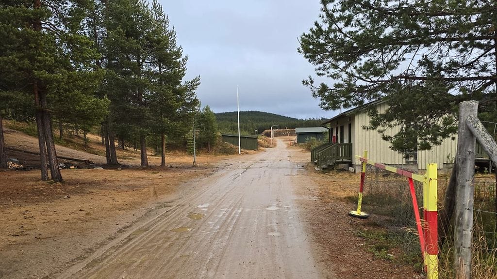 Onnettomuus tapahtui, kun varusmiehet olivat siirtymässä harjoituksiin Ivalon kasarmialueelta. Kuvassa ampumakenttäalueelle johtava tie.