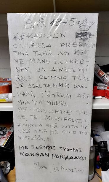 Seinärakenteen taakse piilotetun viestin kirjoittajiksi on mainittu Manu Luukkonen ja Anselmi Sale.