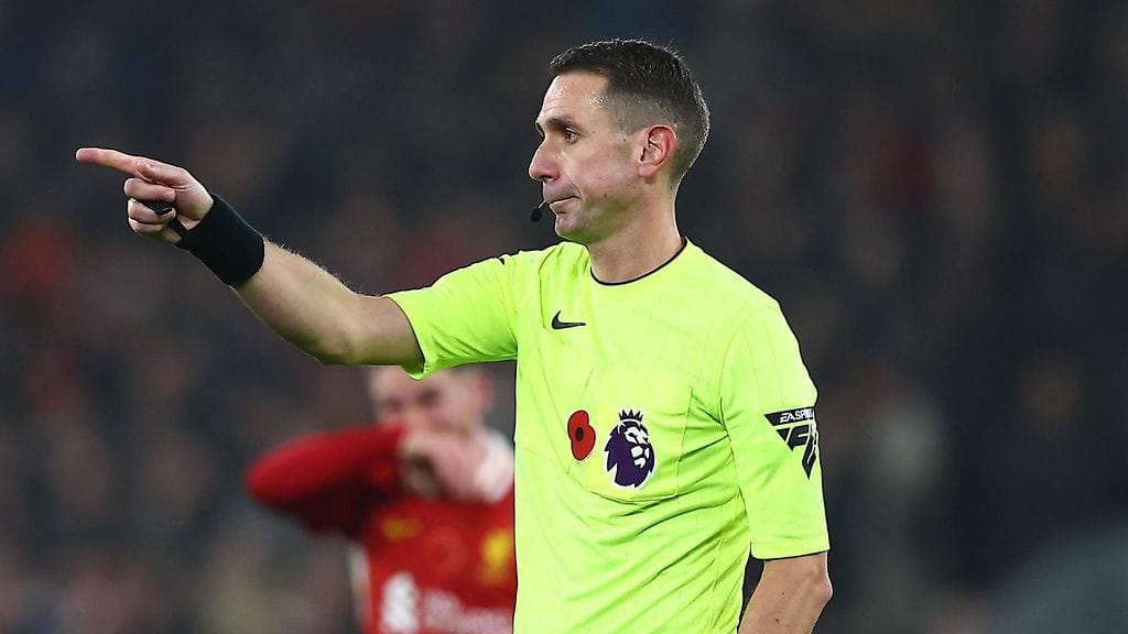 Englantilaistuomari David Coote on suuren kohun keskellä.