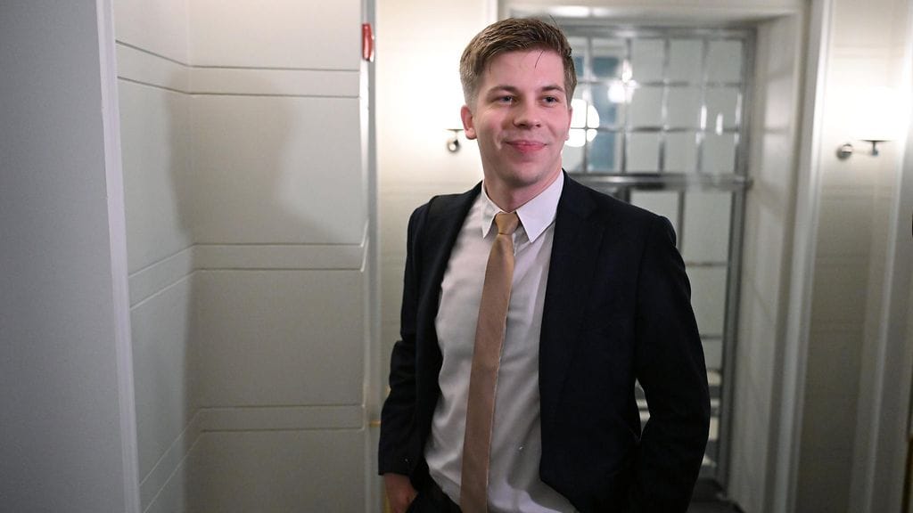 Perussuomalaisten Joakim Vigelius menossa hallintovaliokunnan kokoukseen eduskunnassa Helsingissä 1. heinäkuuta.