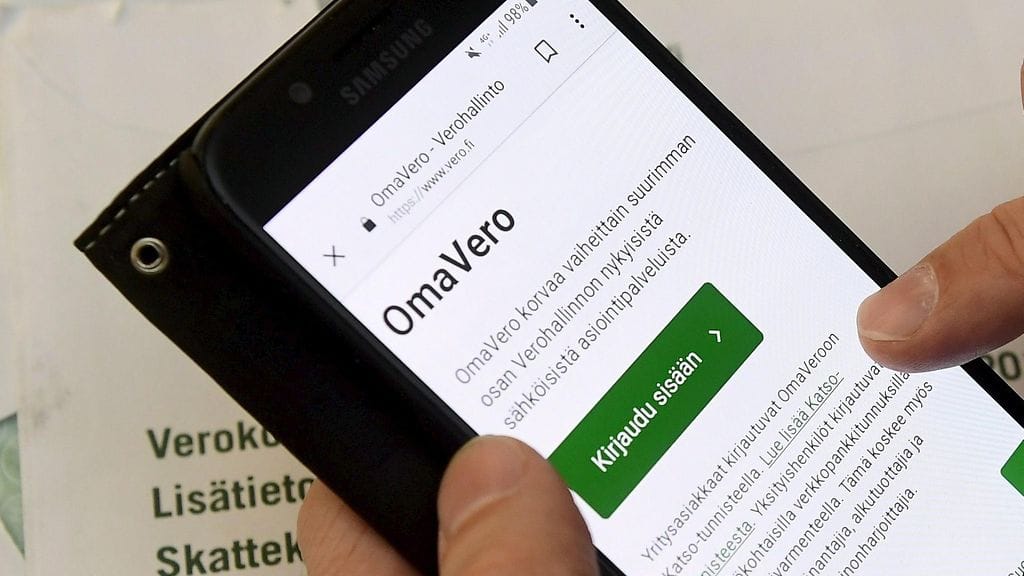 Kun Omavero on toiminnassa, sen kautta voi hoitaa omat ja yrityksen veroasiat sekä alaikäisten lasten veroasiat. Kuvassa sisäänkirjaudutaan Omavero-sivulle Verohallinnon verkkosivuilla.