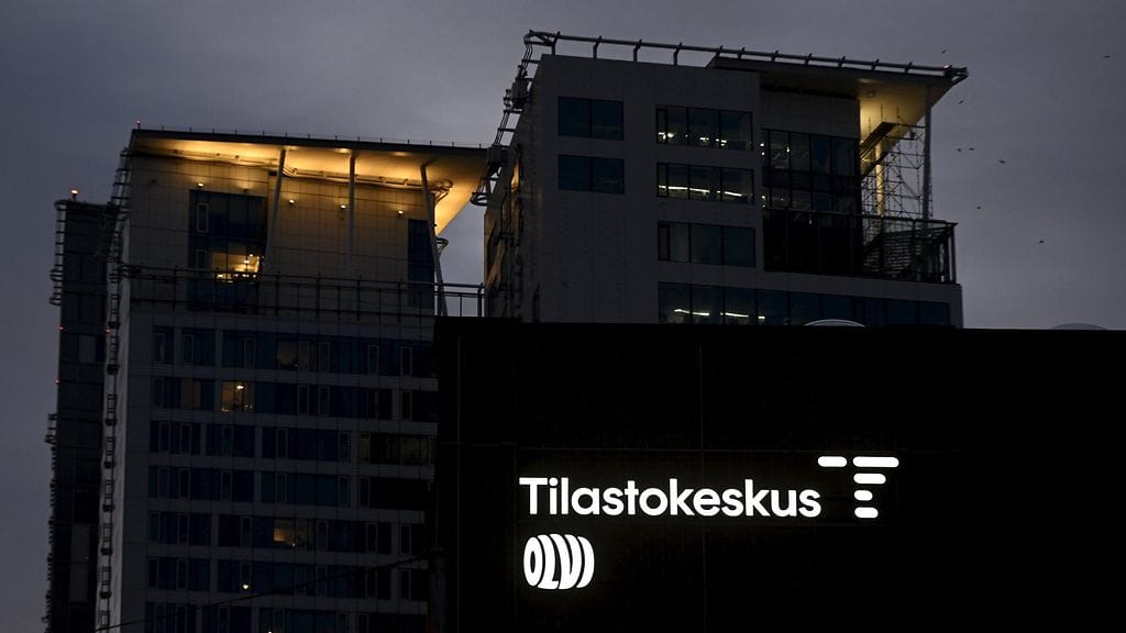Tilastokeskuksen määrärahat vähenevät noin neljällä miljoonalla eurolla vuoteen 2027 mennessä. Kuvassa Tilastokeskuksen tilat sekä Oivin logo Helsingissä.