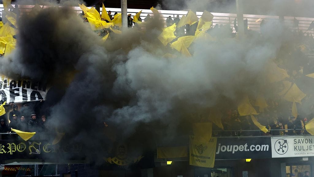 KuPSin ja HJK:n välisessä ottelussa nähtiin savuja ja soihtuja.