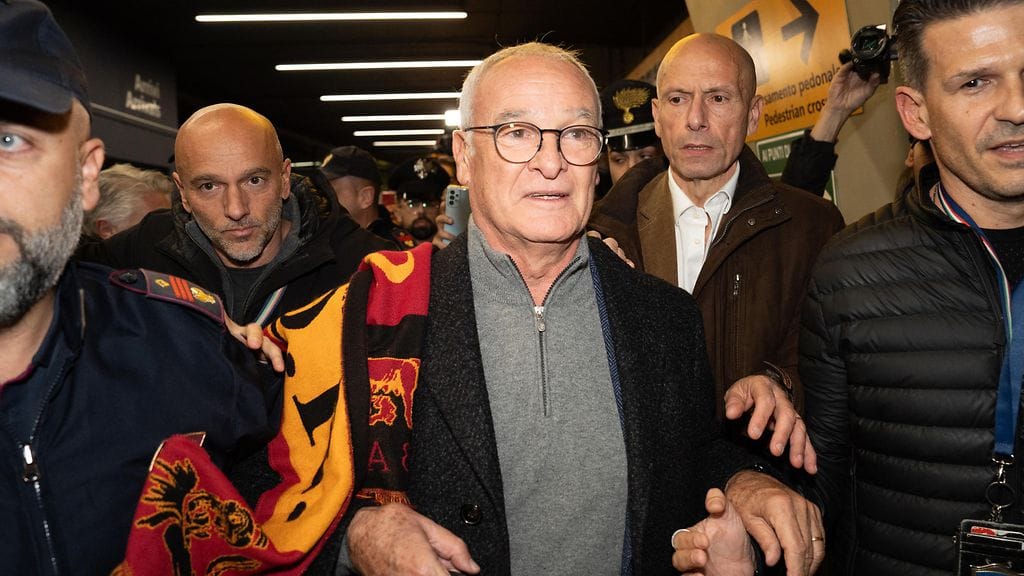 Claudio Ranieri, 73, sai lämpimän vastaanoton Roomassa.