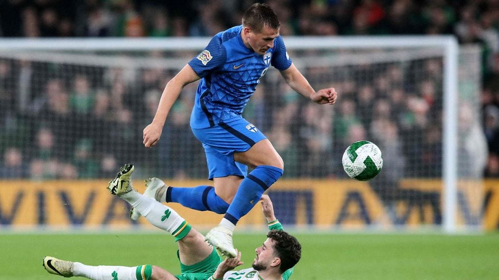 Robin Lod osui Huuhkajien pelaajista ensimmäisenä tolppaan.