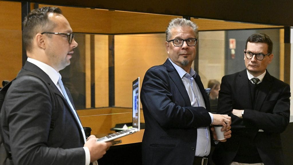 Toimittaja Paavo Teittinen, päätoimittaja Antero Mukka ja entinen vastaava päätoimittaja Kaius Niemi Helsingin käräjäoikeudessa 26. syyskuuta.
