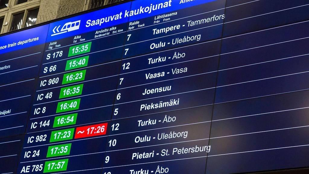 Häiriö rautateiden matkustajainformaatiojärjestelmässä on korjattu, kertoo Fintraffic Rataliikennekeskus. Kuvituskuvassa näyttöjä Helsingin päärautatieasemalla.
