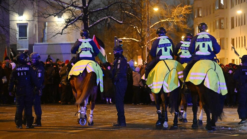 Ratsupoliisit ajoivat mielenosoittajia pitkin Runeberginkatua Helsingissä itsenäisyyspäivänä 6. joulukuuta 2023. Poliisi tyhjensi Töölöntoria ja teki kiinniottoja torilla. Helsingin poliisi määräsi Töölöntorilla järjestettävän Helsinki ilman natseja -mielenosoituksen päättymään lainvastaisena. Mielenosoituksen järjestäjät eivät ole suostuneet neuvottelemaan poliisin kanssa.