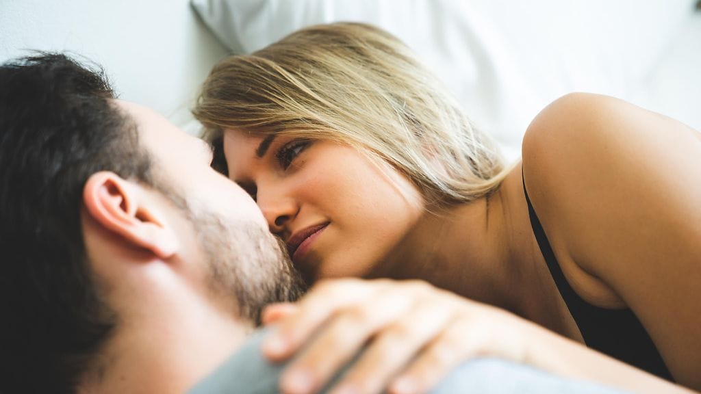 Treffi-illan päätteksi petipuuhat voivat houkutella, mutta täydellä mahalla homma voi jäädä haaveeksi. Kuvituskuva.