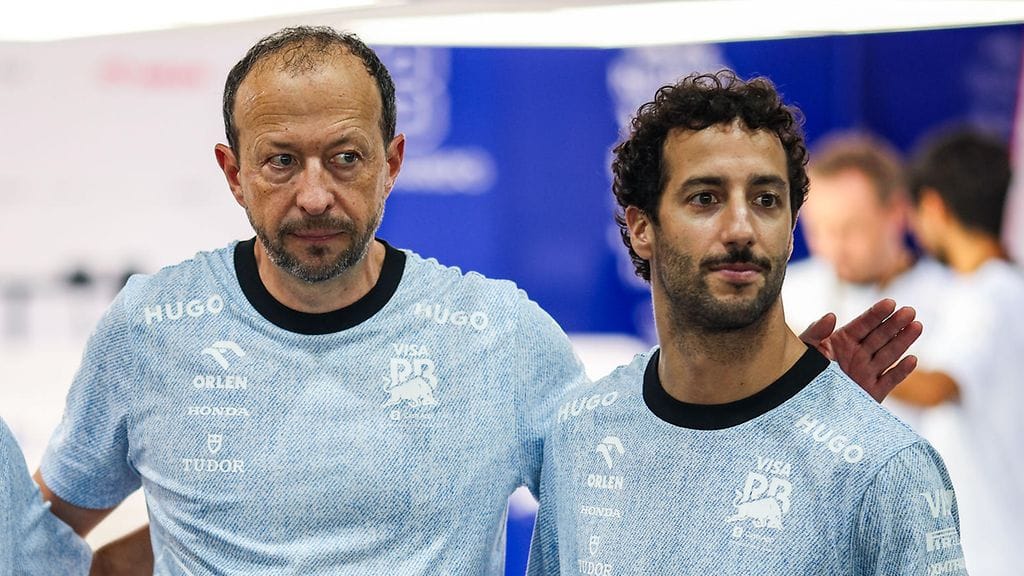 RB:n toimitusjohtaja Peter Bayer (vas.) kertoo, miksi Daniel Ricciardon potkut toteutettiin nähdyllä tavalla.