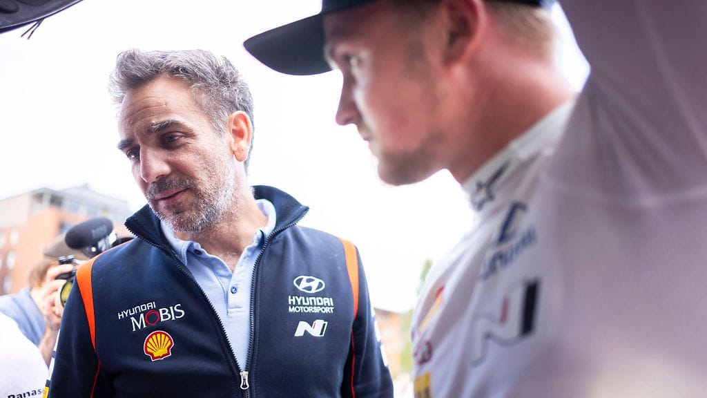 Hyundain tallipomo Cyril Abiteboul (vas.) kommentoi arvoituksellisesti Esapekka Lapin tulevaisuutta.