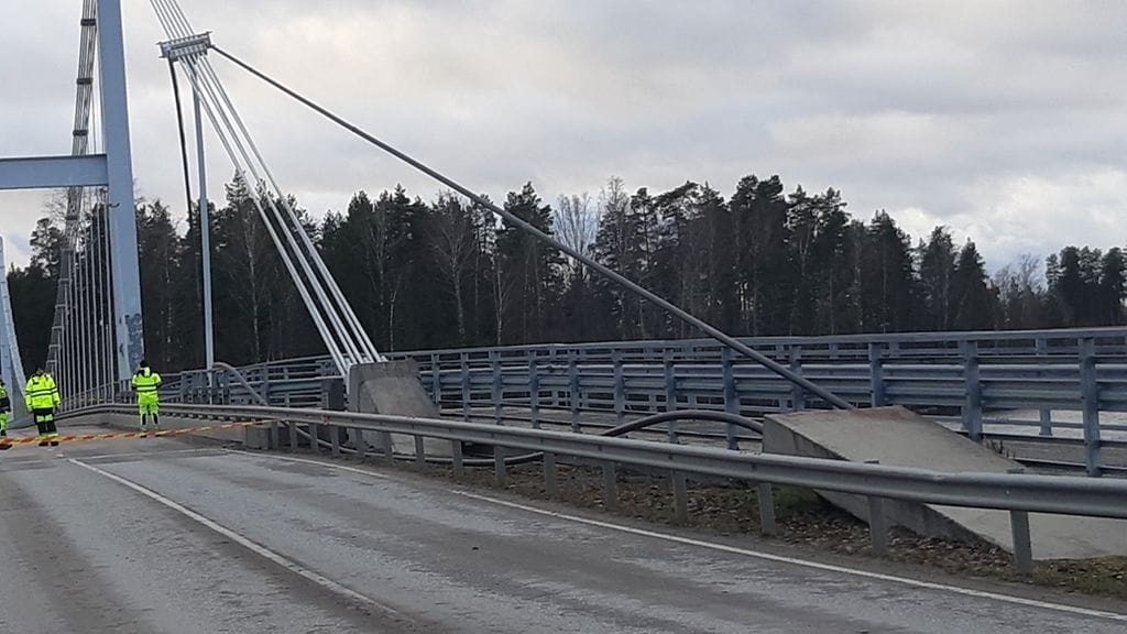 Louhunsalmen sillan pienempiä vaijereita yhdistävistä kahdesta suuresta vaijerista toinen on katkennut.