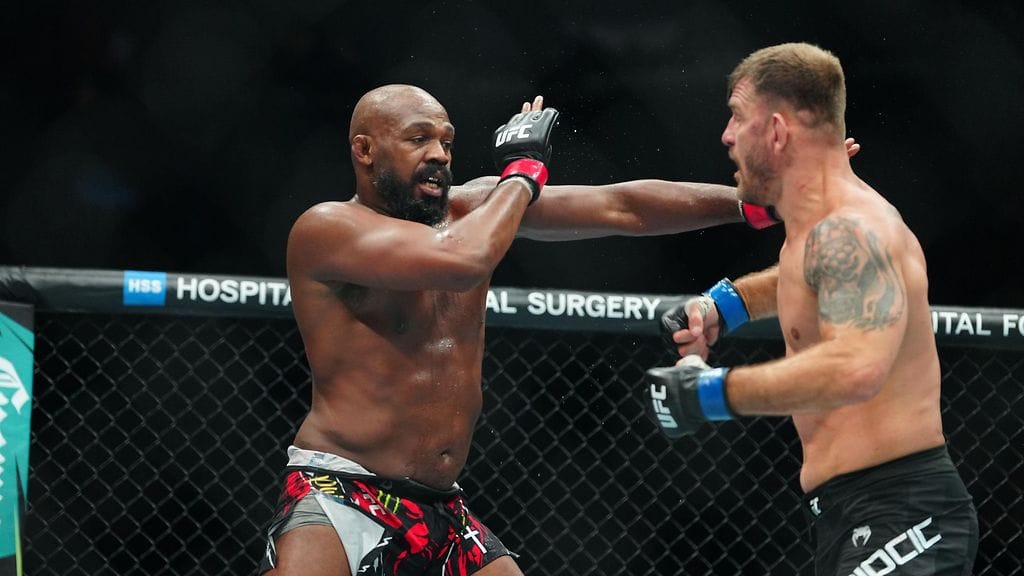 Jon Jonesin (vas.) menestyksekäs UFC-ura sai jälleen voitokasta jatkoa.