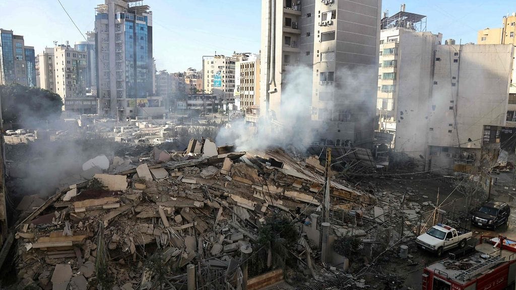 Israelin iskuissa sunnuntaina romahti muun muassa tämä talo Beirutissa.
