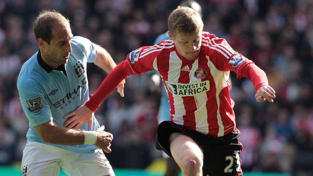 Manchester Cityn Pablo Zabaleta taistossa James McCleanin kanssa.