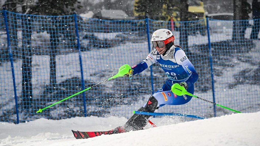 Lucrezia Lorenzi palasi kilpailuihin Levin maailmancup-pujottelussa siskonsa traagisen kuoleman jälkeen.