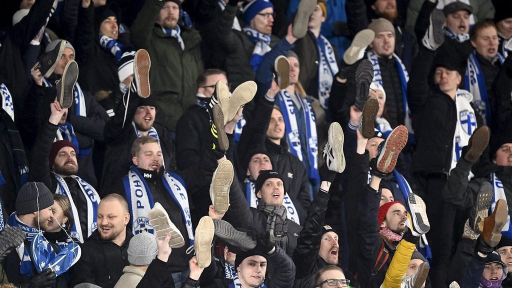 Huuhkajat-fanit osoittivat mieltään Kreikka-ottelussa.