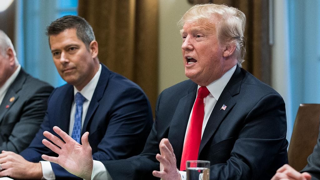 Tuleva liikenneministeri Sean Duffy (vas.) toimi edustajainhuoneen jäsenenä vuosina 2011-2019. Kuva vuodelta 2019.