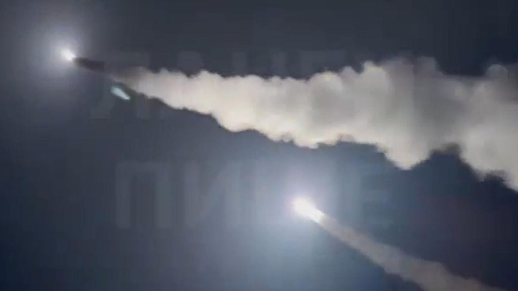 Kuvakaappaus videolta, jossa väitetään näkyvän Atacsm-ohjusten laukaisu. Videon aitoutta ei ole vahvistettu.