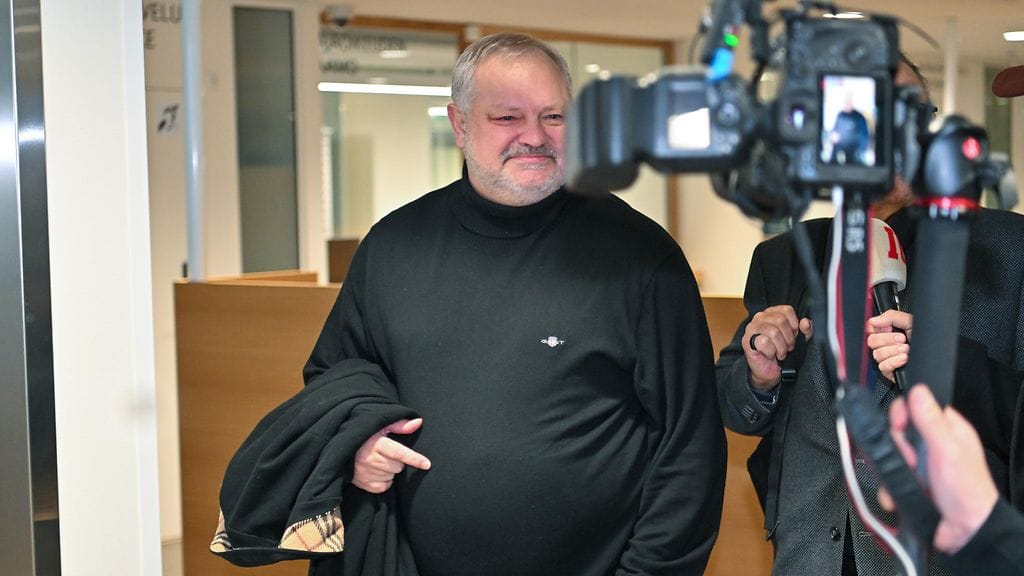 Esa Tikkanen saapui Länsi-Uudenmaan käräjäoikeuteen keskiviikkona.