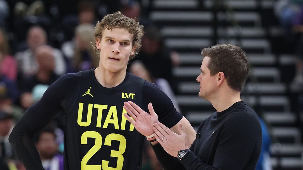 Lauri Markkanen ja päävalmentaja Will Hardy.