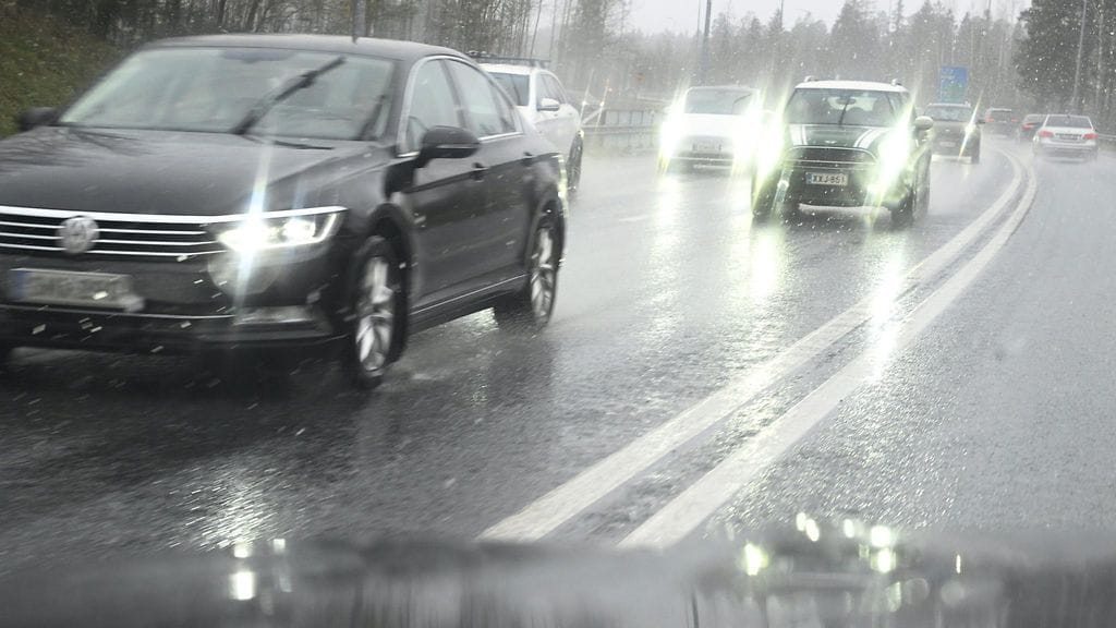Liikenteessä on Fintrafficin tieliikennekeskuksen mukaan ollut tänään ennakkoarvioihin nähden yllättävän rauhallista, mutta iltapäivällä vilkastuu. Kuvituskuvassa liikennettä räntäsateessa kehä kakkosella Espoossa 3. marraskuuta.