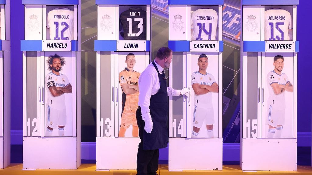 Sotheby'sin työntekijä esitteli Real Madridin tähtien käyttämiä kaappeja Lontoossa.