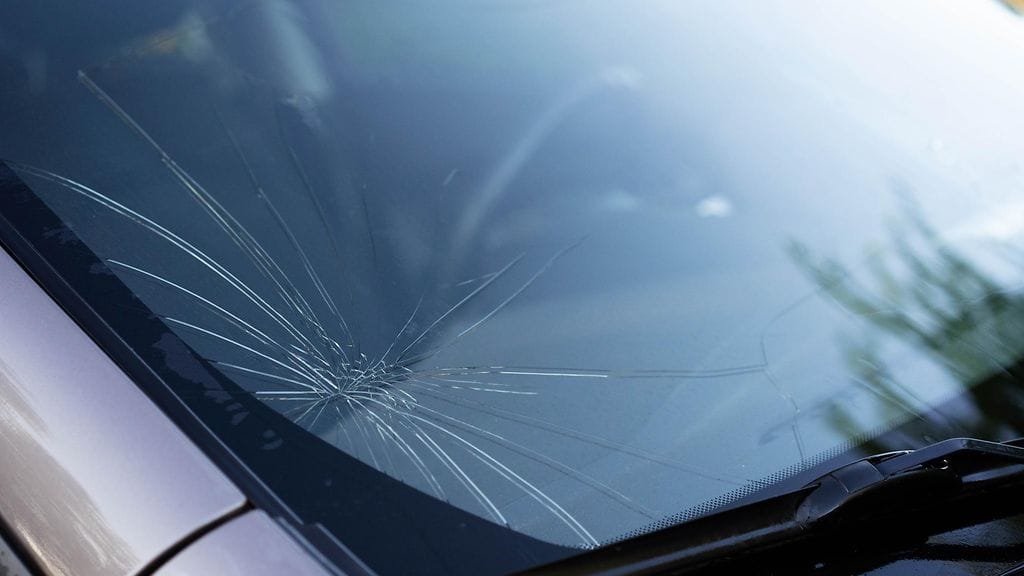 Tuulilasin säröä ei kannata päästää laajenemaan.