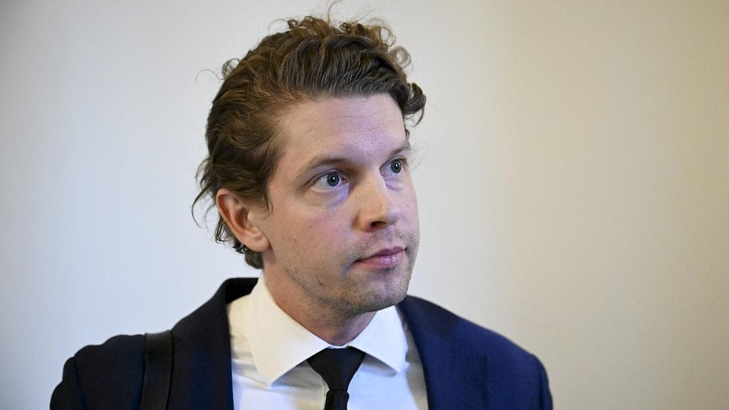 Lakiesitys paikallisesta sopimisesta voidaan säätää perustuslain estämättä. Kuvassa eduskunnan peruslakivaliokunnan puheenjohtaja Heikki Vestman.