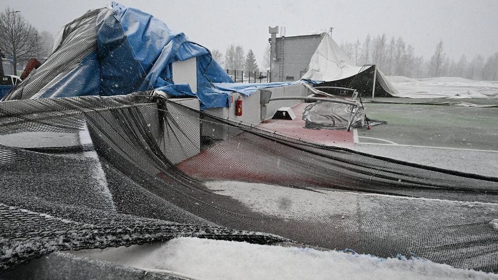 Kuplahalli Korsossa painui torstaina kasaan runsaan lumen takia.