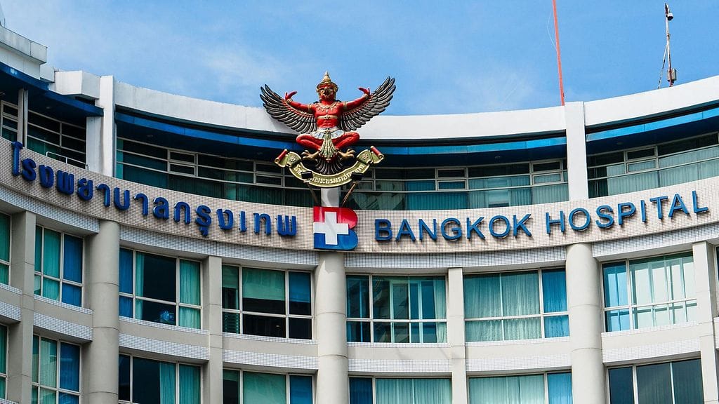 Nuori australialaisnainen kuoli ja toinen taistelee hengestään sairaalassa Thaimassa Bangkokissa Laosissa tapahtuneen joukkomyrkytyksen jälkeen. Kuvassa Bangkokin sairaala torstaina.