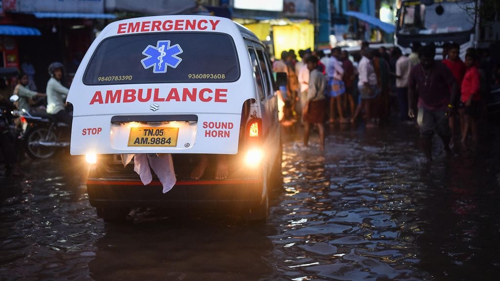 Kuolleena pidetty intialaismies heräsi henkiin hautajaisissa. Kuvituskuvassa ambulanssi Chennaissa Intiassa 27. marraskuuta 2021.