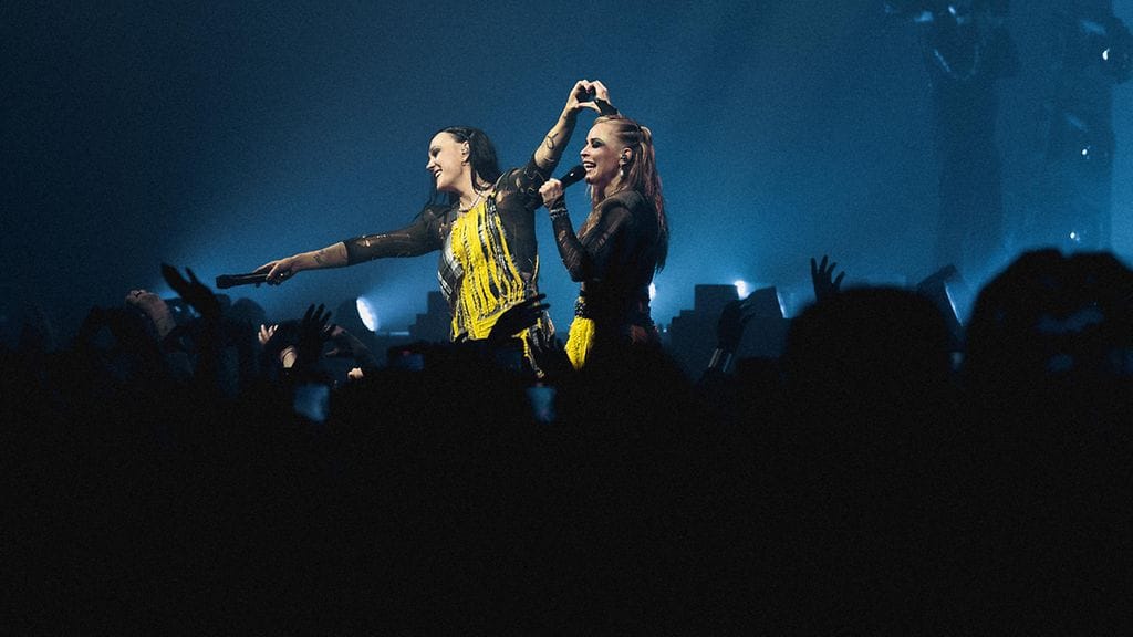 PMMP:n Mira Luoti ja Paula Vesala lavalla Helsingin Jäähallissa 22. marraskuuta.