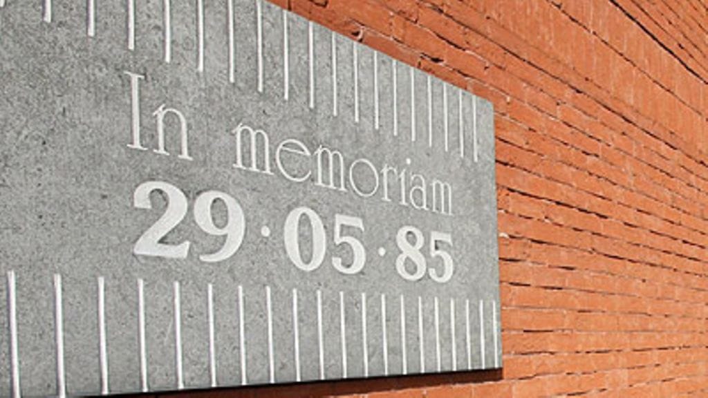 Heyselin uhrien muistolaatta, kuva: EPA/ERIC LALMAND