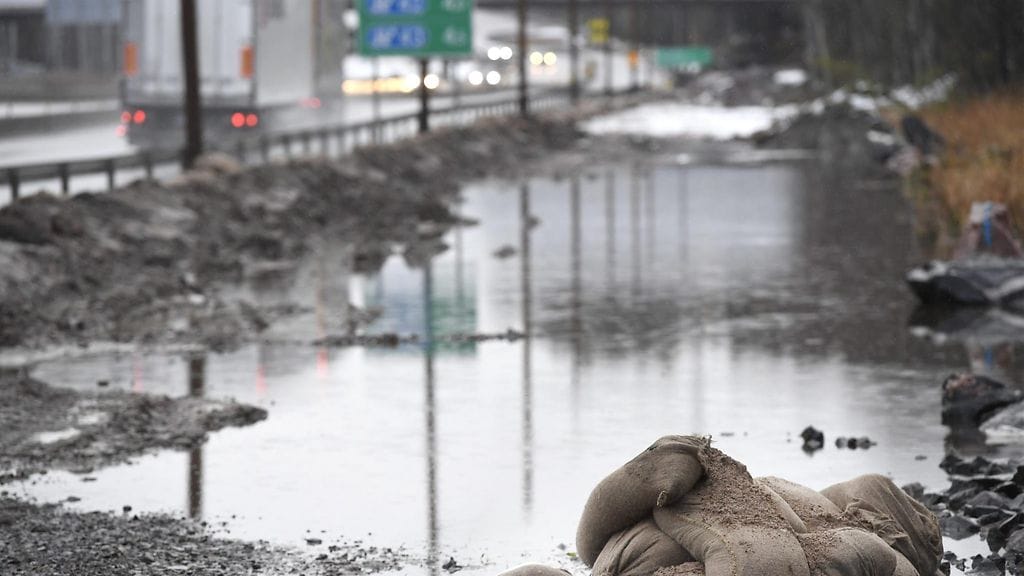 Tulvivat vedet ja sateet aiheuttivat lukuisia tehtäviä pelastuslaitoksille/ kuva Turun moottoritieltä 2017