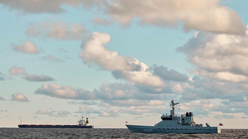 Yi Peng 3 -rahtilaiva (vasemmalla) ja Tanskan partiolaiva 20. marraskuuta.