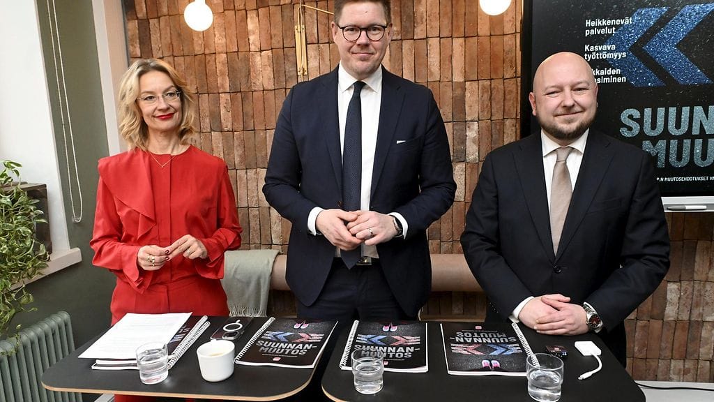 Puheenjohtaja Antti Lindtman (kesk.), eduskuntaryhmän puheenjohtaja Tytti Tuppurainen (vas.) sekä kansanedustaja, valtiovarainvaliokunnan jäsen Joona Räsänen esittelivät SDP:n vaihtoehtobudjetin Helsingissä 25. marraskuuta 2024.