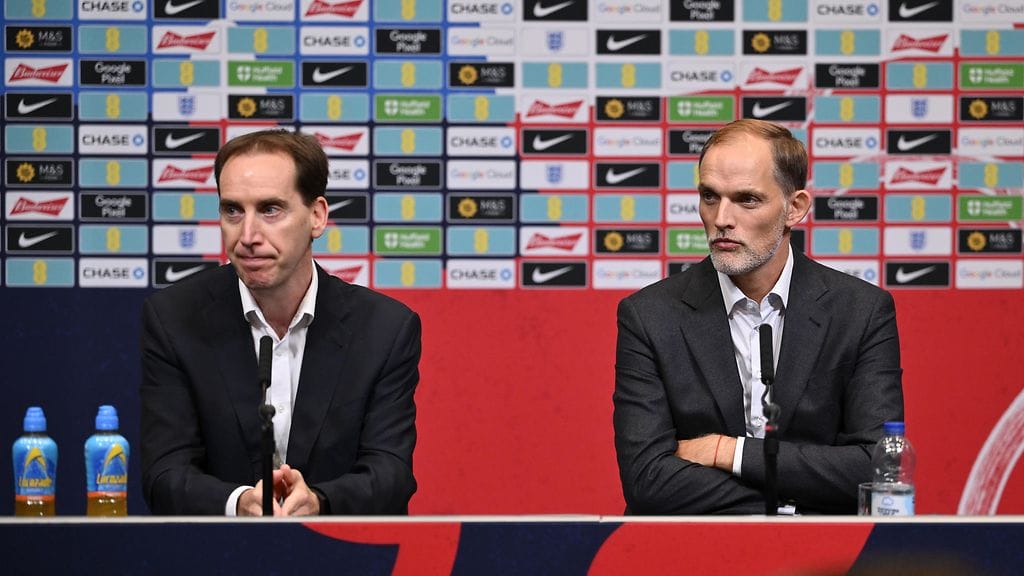 Jos Thomas Tuchelin (oik.) pesti Englannin päävalmentajana jatkuu kesän 2026 MM-turnauksen yli, hänen on otettava FA:n tuoreet päämäärät huomioon. Vasemmalla Tuchelin palkkaaja ja esimies, FA:n toimitusjohtaja Mark Bullingham.