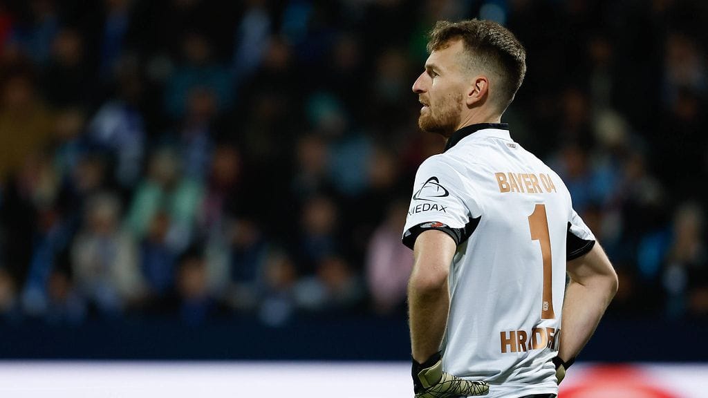 Lukas Hradecky pudotettiin penkille.