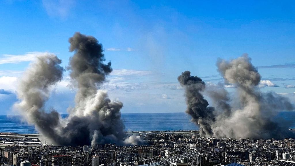 Hizbollah ja Israel jatkoivat vielä sotatoimiaan tulitaukoehdotuksen hyväksymisestä kertomisen ja sen alkamisen välisenä aikana. Tämä kuva Beirutista tiistailta.