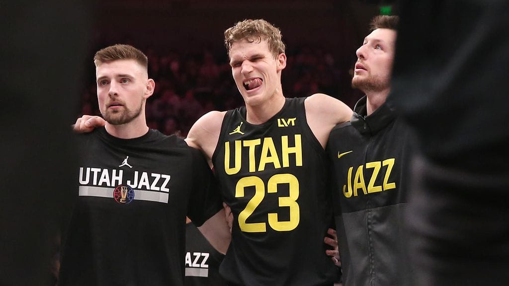 Lauri Markkanen autettiin pois kentältä.