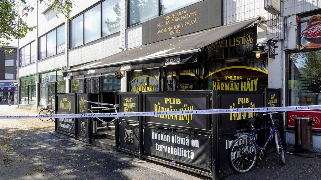 Poliisin eristysnauhaa Härmän Häjy -ravintolan edustalla Seinäjoella 28. heinäkuuta.