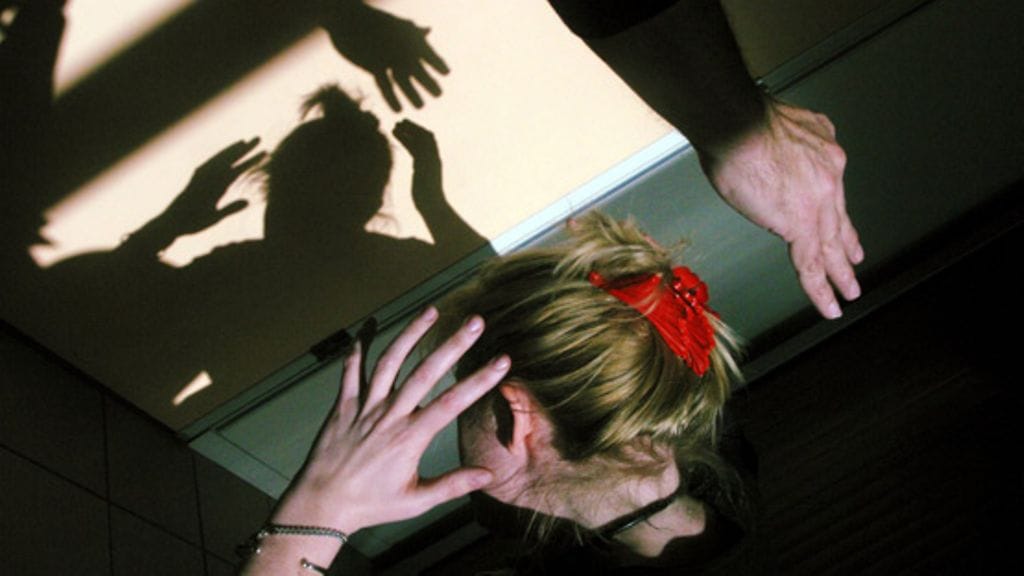 Raija ei uskaltanut puhua miehensä käytöksestä kenellekään. Kuvan henkilöt eivät liity haastatteluun.