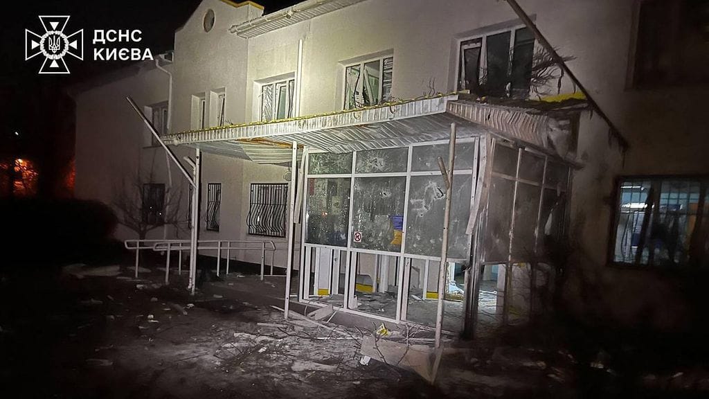 Ukrainan pelastusviranomaisten julkaisema kuva Venäjän lennokkihyökkäyksessä vaurioituneesta sairaalasta 29. marraskuuta.