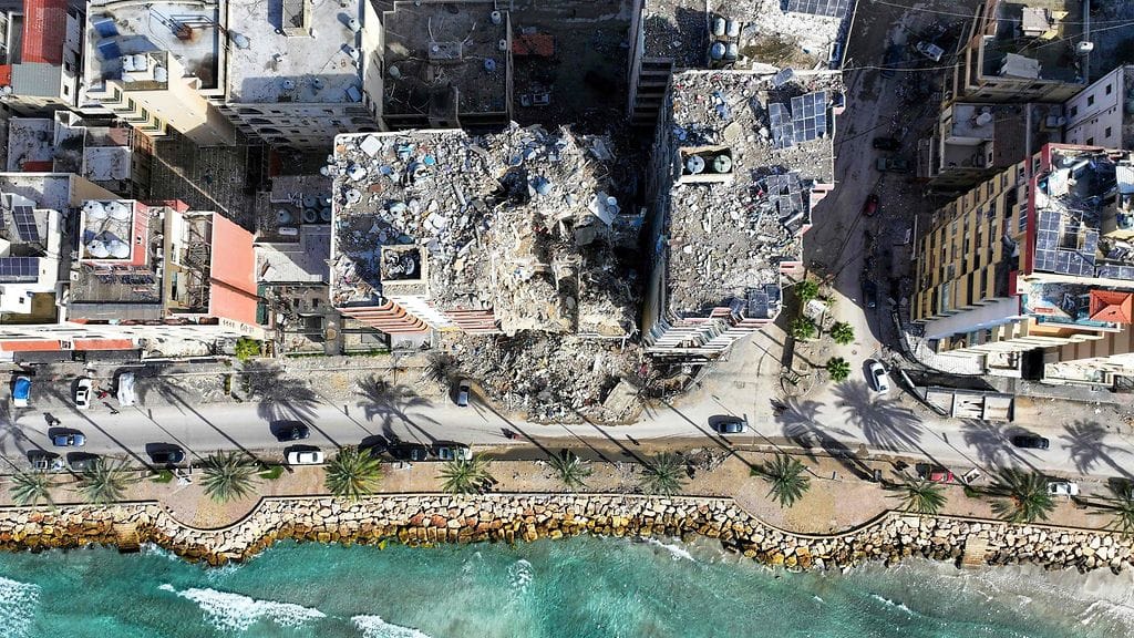 Päivä tulitauon voimaantulon jälkeen otetussa ilmakuvassa näkyy tuhoutunut rakennus Tyroksen kaupungissa.