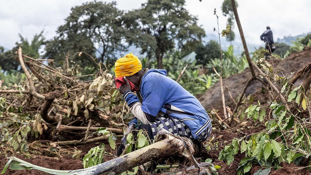 Paikallinen asukas itki keskellä tulvien ja maanvyöryjen tuhoamaa aluetta Masugussa.